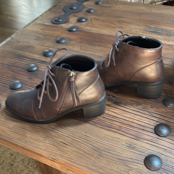 Ankle boots by easy street size 8 1/2 medium - Picture 4 of 9